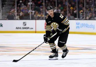 BlackNGoldPod's tweet photo. #12 KEVIN SHATTENKIRK GETS THE PASS FROM #88 DAVID PASTRNAK AND POTS THE OPEN NET ON THE POWER PLAY AND THE BRUINS NOW LEAD 3-0 WITH 17:58 REMAINING IN THE 2ND PERIOD!! #NHLBruins #BOSvsARI https://t.co/R0U60faCzB