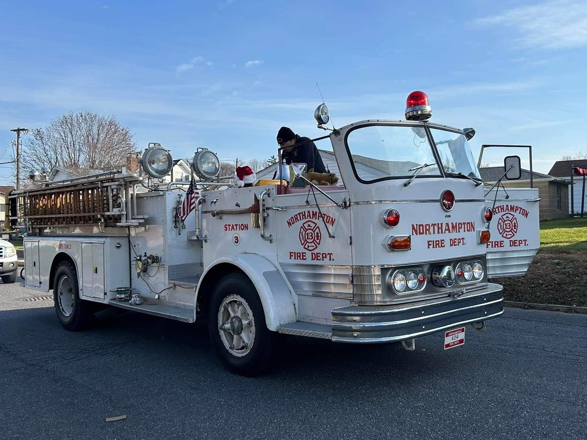 LVwithLove's tweet photo. The fire truck Northampton uses for Santa visits in town is π₯
Photo by @bernadyn !! #findmike
#northampton #firetruck #lehighvalley https://t.co/FrcVt5gNNL