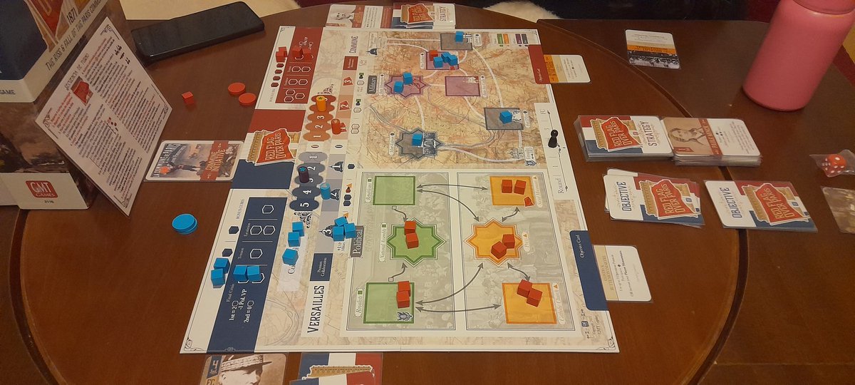 TaiKuken's tweet photo. Jugando de nuevo a #RedflagoverParis de @fredserval y editado por @gmtgames .

Esta vez la Comuna liderada por @silegzg logra la victoria sobre Versalles. 

La Commune se lève, vive le prolétariat unifié !

#boardgames #juegosdemesa #bgg https://t.co/XoHVMe8AbX