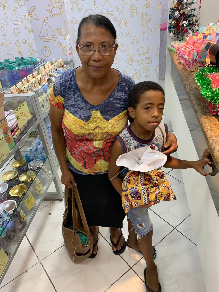Oi gente! 
Meu nome é Vitória, eu faço parte do grupo “tamo junto sempre”. Que foi criado com intuito de ajudar crianças de alguma forma… Hoje uma amiga minha do grupo foi comprar as roupinhas das crianças que apadrinhamos, e encontrou essa senhora com o netinho+