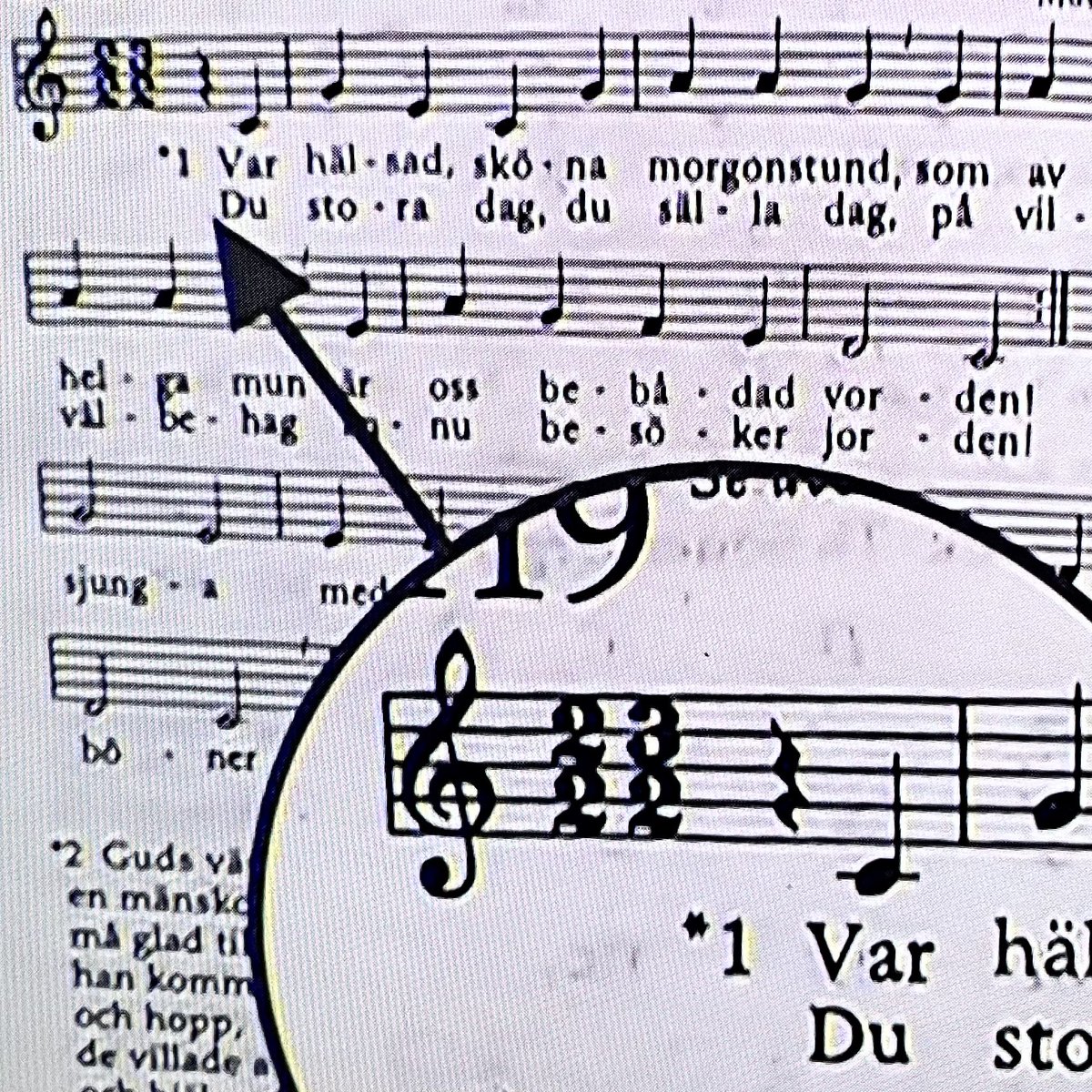 brannkyrka's tweet photo. Många i församlingen blev förvånade igår när vi såg På Spåret, och som svar på en fråga blev upplysta om att man ska STÅ UPP 😮 när man sjunger psalmverser märkta med asterisk (*). Förvånade eftersom vi sedan 1100-talet trott att man ska headbanga där. Från i morgon gör vi rätt. https://t.co/VCa7kdVDUa