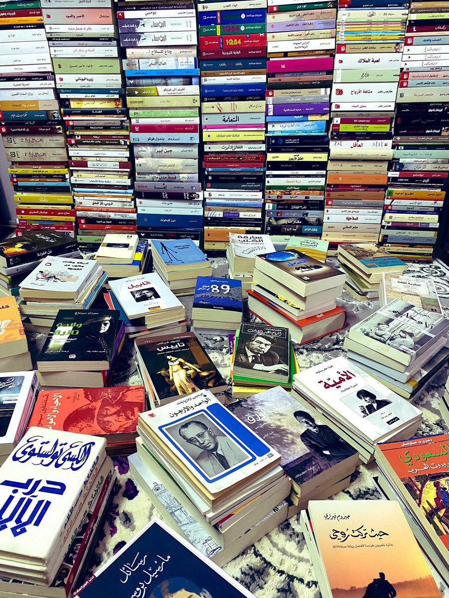 ketab_a's tweet photo. "ومن أدمن المُطالعة، وخالطت القراءة لحمه ودمه، رأى أنَّ في رائحة المُجلدات أكسجين السعادة، وبين صفحات الكتب إكسير الخلود. لذلك حتى وإن أضعفت بصرهُ الشيخوخة - أو ذهب بسبب عارض آخر -، وأوهنت جسده صروف الأيام، لن يكف عن المحاولة بالتلذذ بالقراءة وإن كانت بعيني غيره!"
الناطق الأخرس https://t.co/Is7tWUg05H