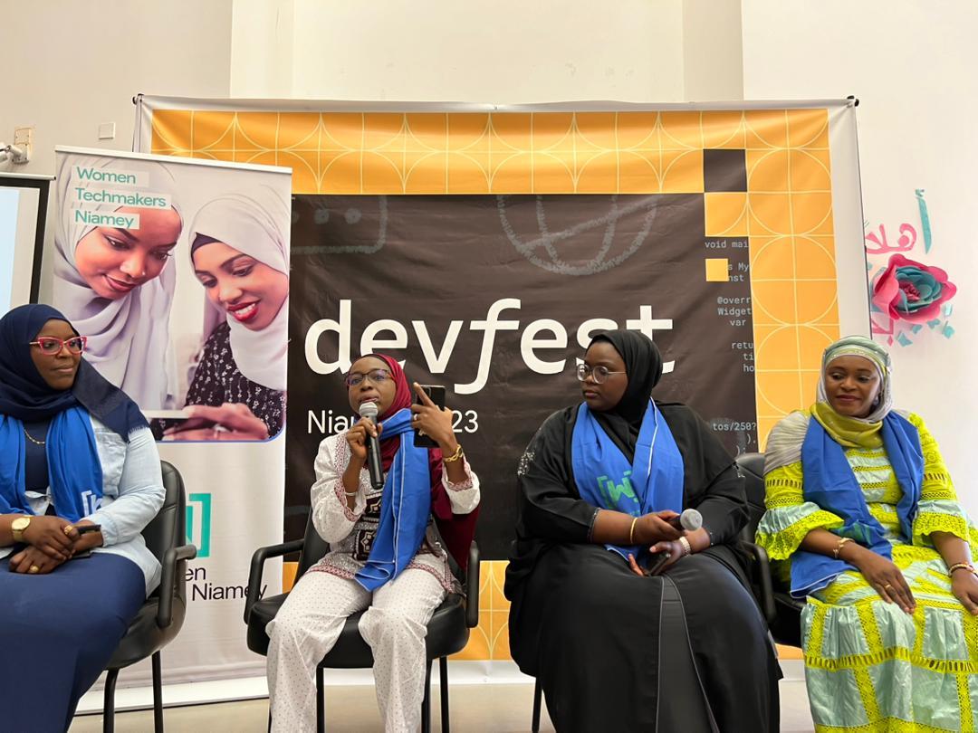 Ce matin au #DevfestNiamey2023 Toujours un réel plaisir de partager avec mes soeurs mon parcours mais surtout ma #passion de #cartographie et de la #Tech tout en les motivants sur l'importance du #Numérique dans leur vie quotidiennes.