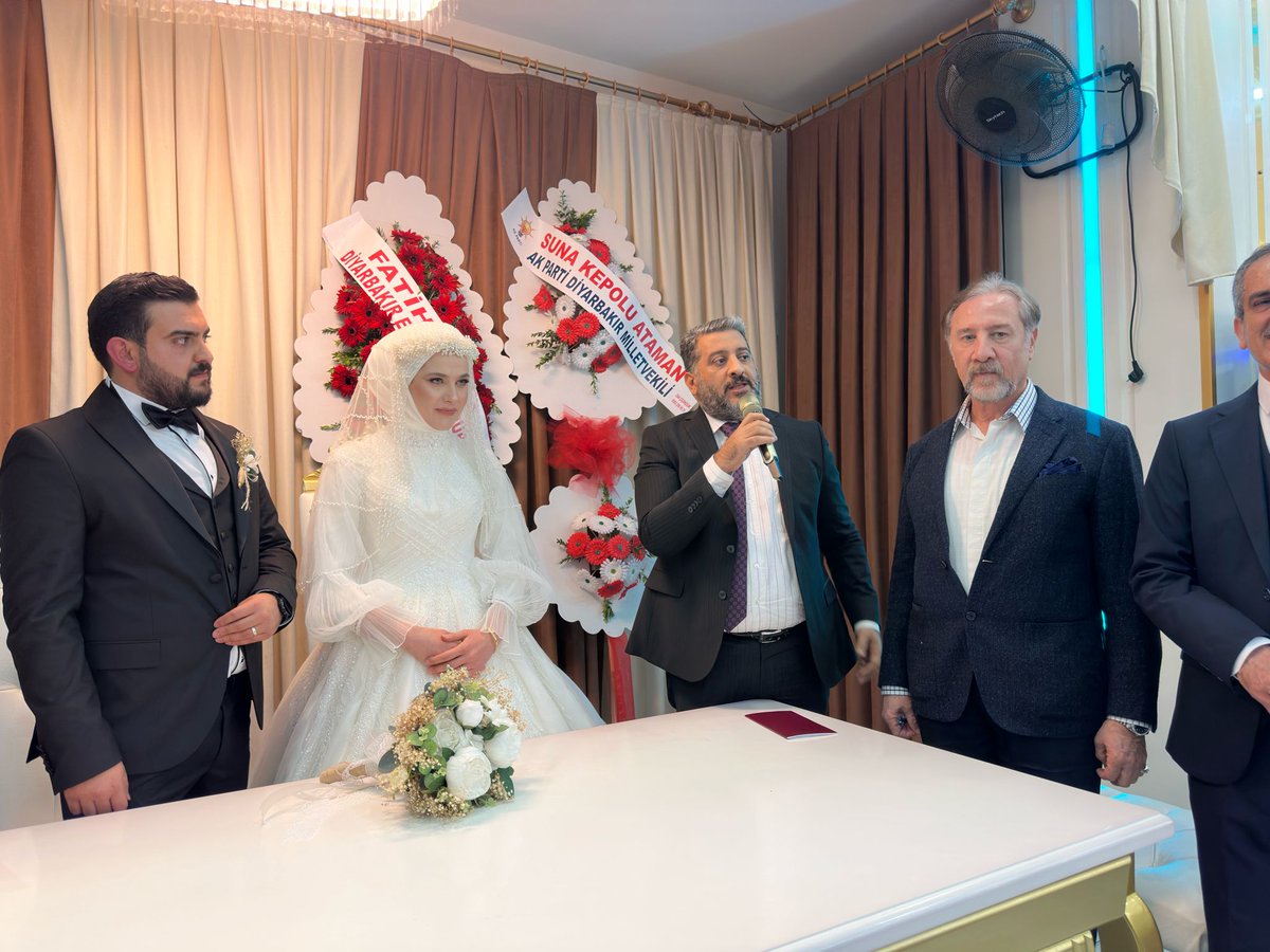 akpartidbakir's tweet photo. İl Başkanımız Sayın @RasitOcak ve İl Başkan Yardımcılarımız; İl Başkan Yardımcımız Sayın @AliKirsacli'nin oğlunun düğün merasimine katıldılar.

Genç çiftimize bir ömür boyu mutluluklar dileriz. https://t.co/GSpMNQOKRN
