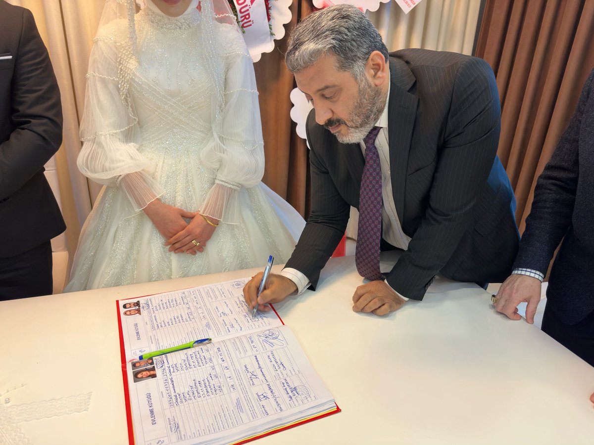 akpartidbakir's tweet photo. İl Başkanımız Sayın @RasitOcak ve İl Başkan Yardımcılarımız; İl Başkan Yardımcımız Sayın @AliKirsacli'nin oğlunun düğün merasimine katıldılar.

Genç çiftimize bir ömür boyu mutluluklar dileriz. https://t.co/GSpMNQOKRN