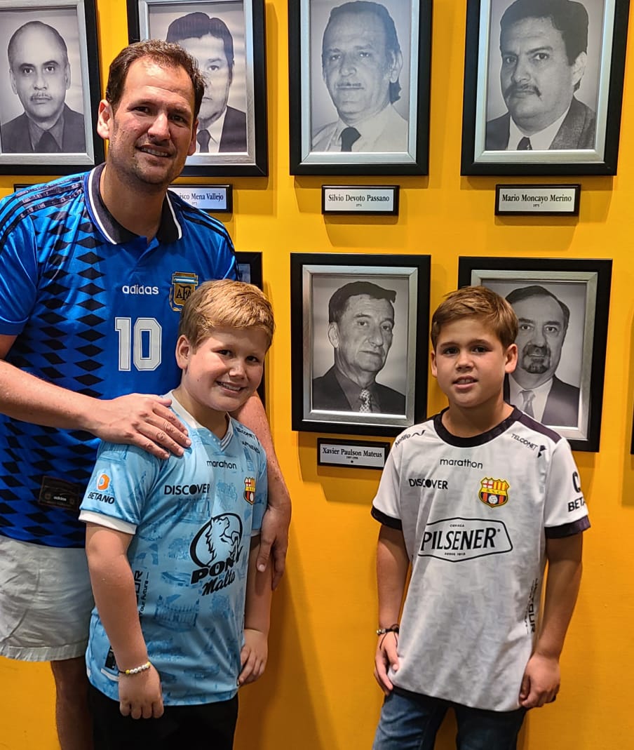 MuseoBSC's tweet photo. Muchas gracias a @andrespaulson por la visita y mantener vivo el recuerdo de nuestro querido "Capi" Paulson. 💛

#MuseoBSC #CapiEterno #BSC https://t.co/KG0hpmaAWt