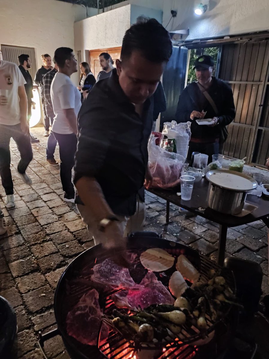 SoyIsaacBueno's tweet photo. 🎄 Ayer la rompimos en la posada Crypto GDL, la fiesta más cool para los que amamos la tecnología #Blockchain.
Gracias a todos los que se apuntaron y se divirtieron rompiendo la piñata #BTC, asando carnita 🍖 y robando regalos en la actividad de integración 🥳 🎁

Buy #Bitcoin 🟠 https://t.co/nHAQTTDD2s