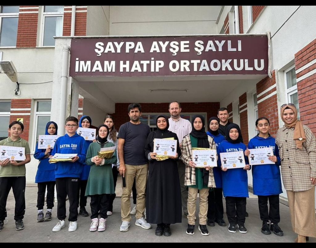Okulumuzda düzenlenen “29 Ekim Cumhuriyet Bayramı “ temalı resim ve kompozisyon yarışmasında dereceye giren öğrencilerimize ödülleri verildi. Öğrencilerimizi tebrik ederiz.