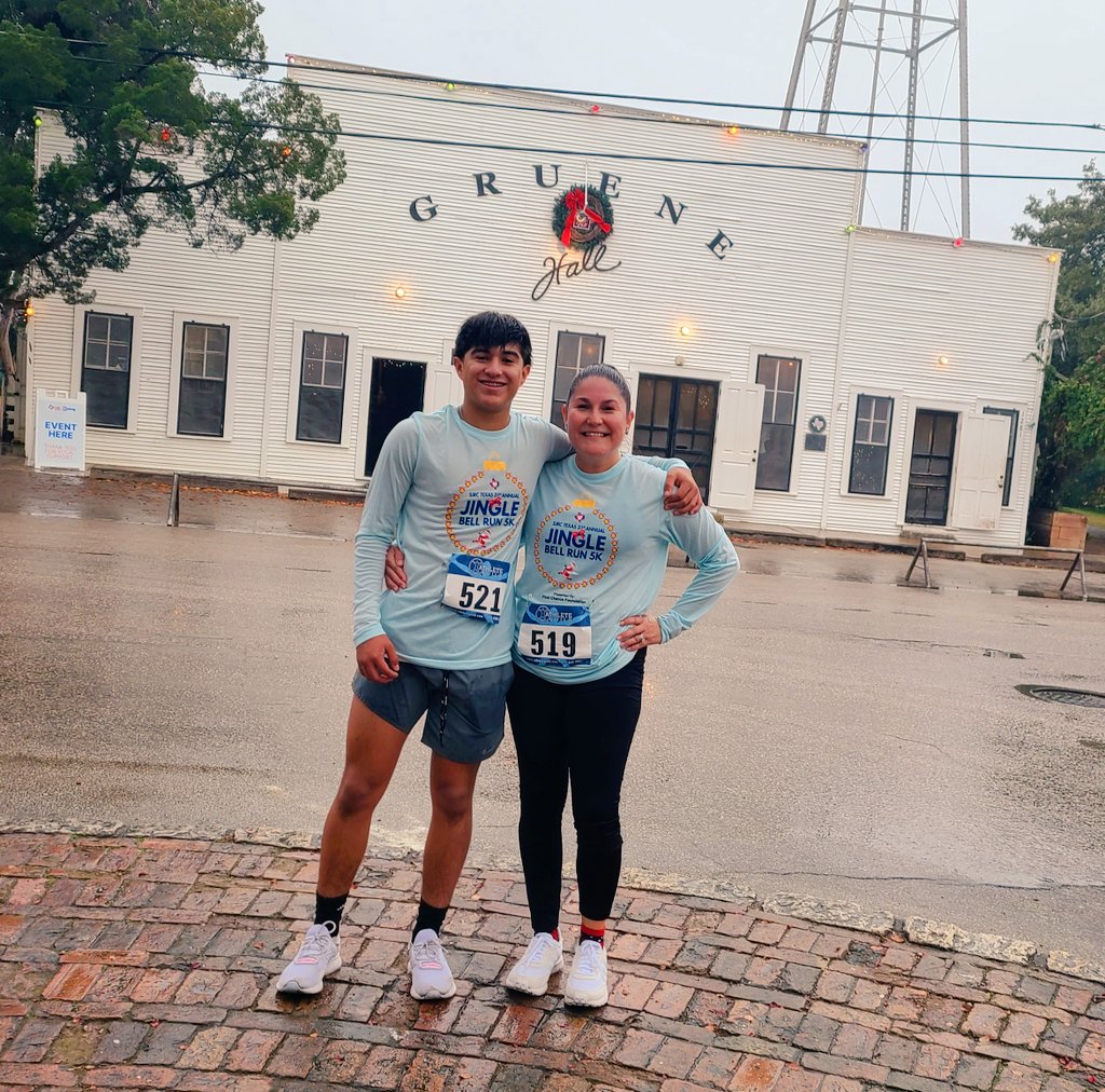 Villarreallearn's tweet photo. It was a wet morning for a run, but we did it! Love our 5K tradition! ❤️ @AlexV_2027 @ClearElementary #todayincomal https://t.co/2HmoUShbZD