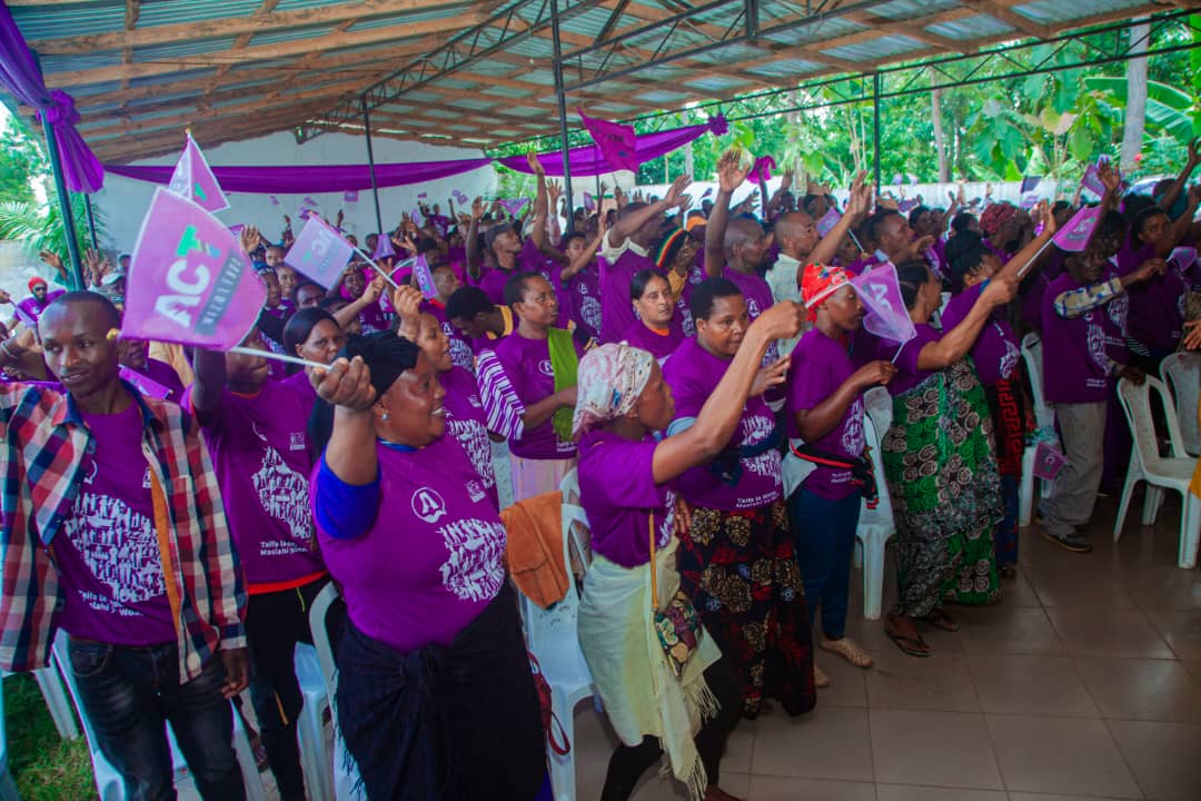 ndandavale's tweet photo. Chama cha kwenye Flash, hapa ikiwa imechomekwa kwenye screen na watu wamekusanyika kuangalia chama cha kwenye Flash.
Ahsanteni #ARUMERU!
Jiandaeni na ushindi mkubwa 2025 https://t.co/Y2Bz2cA8FR