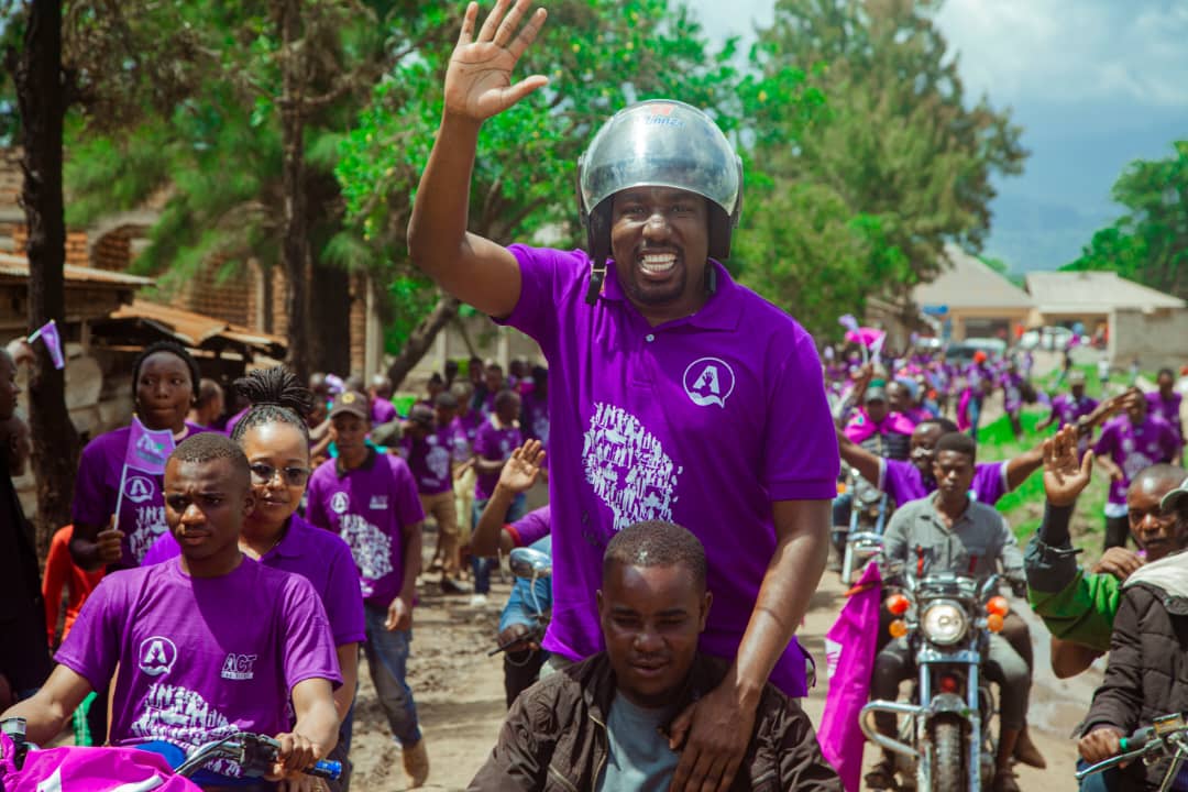ndandavale's tweet photo. Chama cha kwenye Flash, hapa ikiwa imechomekwa kwenye screen na watu wamekusanyika kuangalia chama cha kwenye Flash.
Ahsanteni #ARUMERU!
Jiandaeni na ushindi mkubwa 2025 https://t.co/Y2Bz2cA8FR