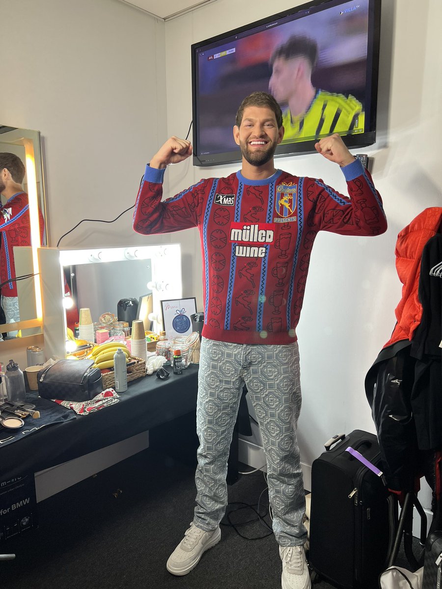 NathanDawe's tweet photo. ASTON VILLA FOOTBALL CLUB!!!!!

I can’t believe this is happening to our football club. Unai Emery THANK YOU 

YOU’VE SEEN THE VILLA NOW F*** OFF HOME

Now time to go smash the Jingle Bell Ball!!! Ahhhh mate what a DAY

#avfc 🦁 https://t.co/reLGxo6Rci