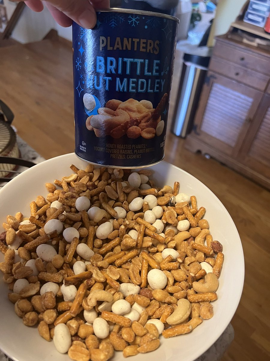 tmonda's tweet photo. Bought my @joshmonda and I’s favorite holiday nut mix but was disappointed because @MrPeanut forgot to buy the peanut brittle pieces in our can 🤦🏽‍♀️😞 Not a single piece in the whole can. We even dumped it out to check. #planters https://t.co/AlMrn2D5Ay