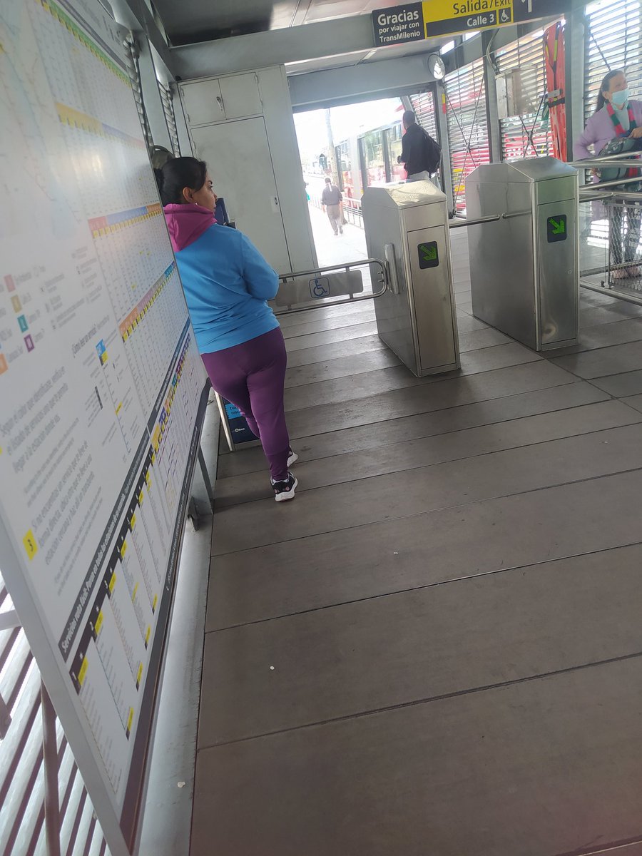 FerMunozV's tweet photo. @TransMilenio @CarlosFGalan eso sigamos gastando plata en reguladores de tm que solo se la pasan echando chisme y mirando el celular. Hoy desde comuneros, pero en cualquier estación es iguK https://t.co/yPNrhiiZgZ