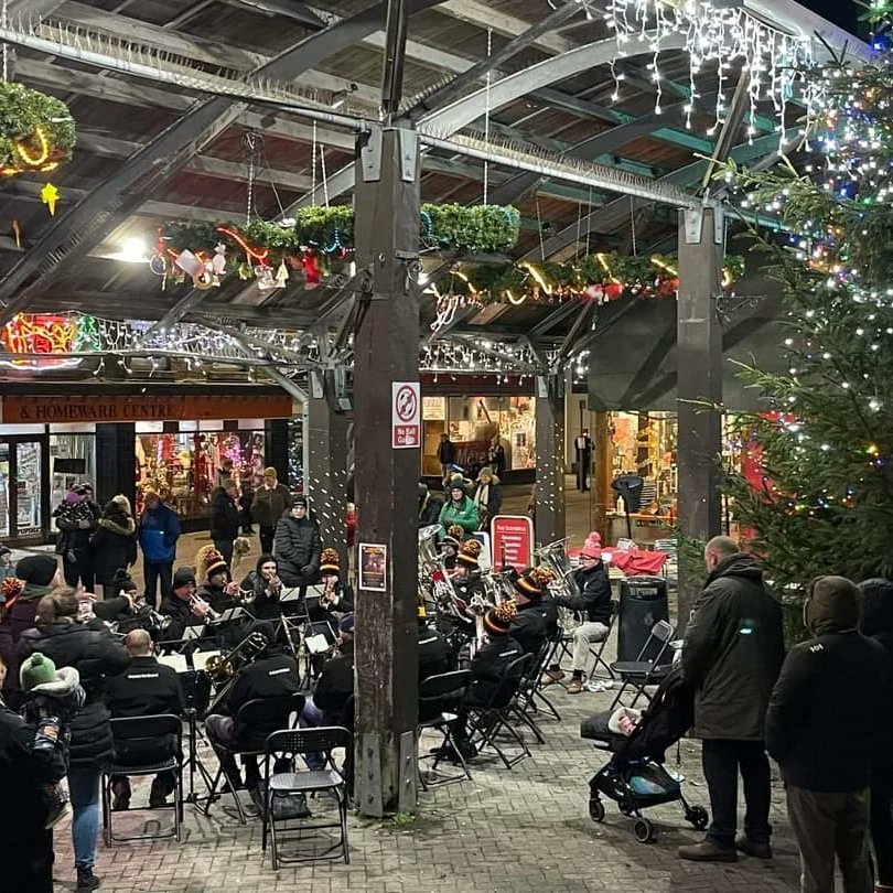 CINDERFORDBAND's tweet photo. Great to be part of the Cinderford Christmas convoy tonight. Thanks for all the fantastic feedback everyone! Also thanks to the Cinderford Soldiers & Sailors Club for asking us to play also earlier in the evening.
@cinderfordtc
#greatcommunityspirit
MERRY CHRISTMAS ππ https://t.co/fhLVacJb8K