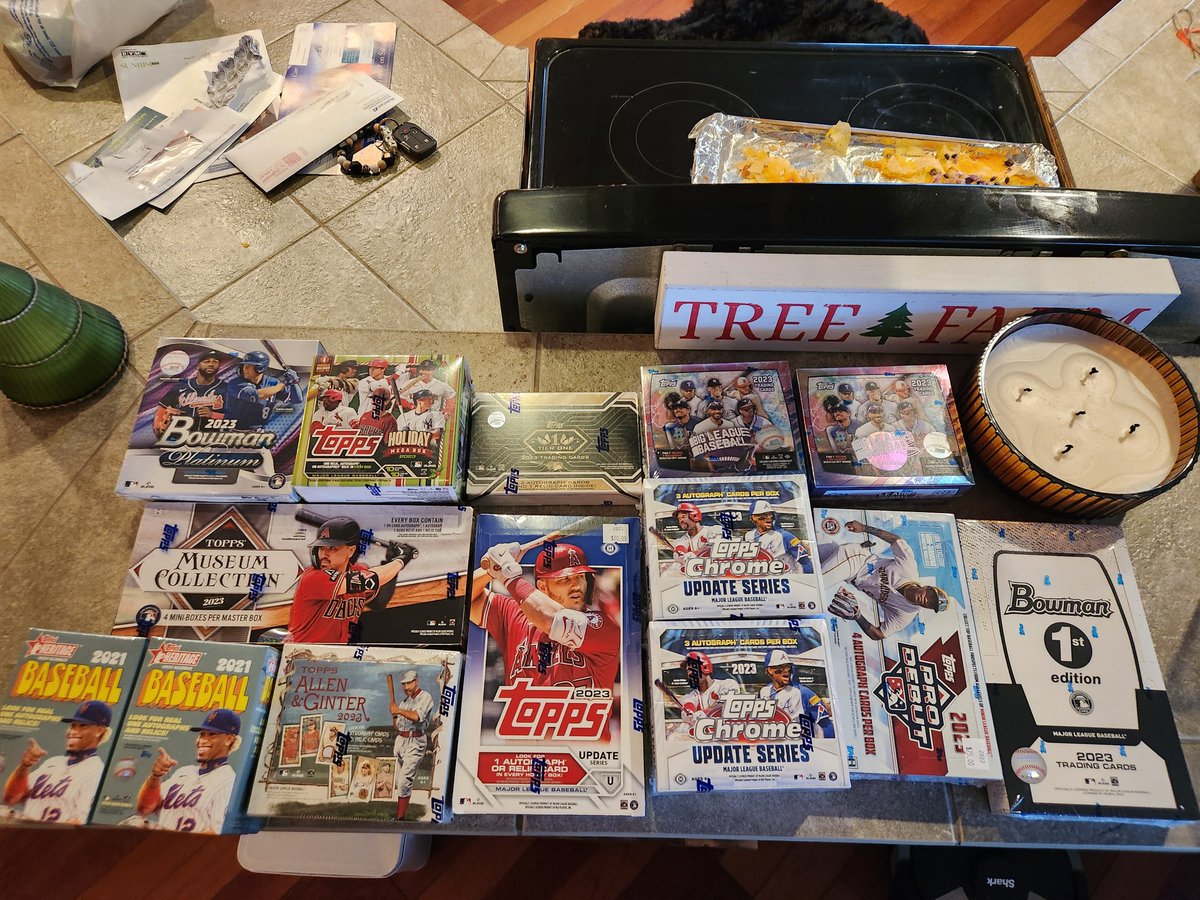 joeRaym94917800's tweet photo. I can't wait until Christmas. My wife is wrapping them, so I no longer have access. @CardPurchaser #Santalife https://t.co/zvVwAulO9G