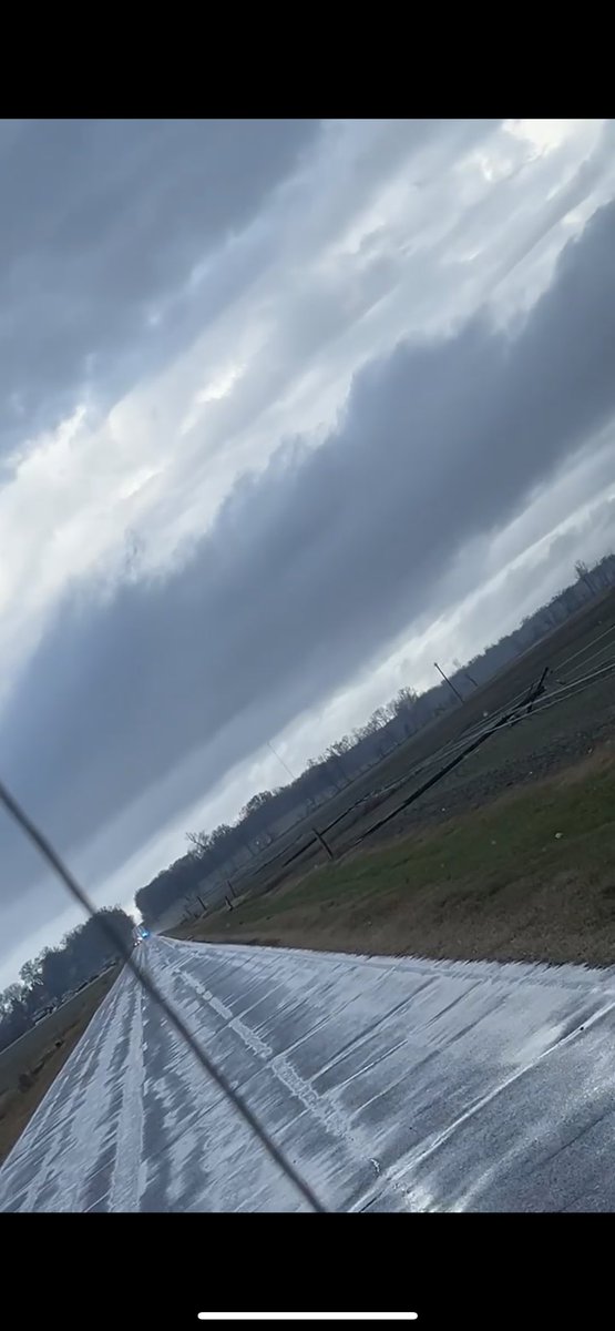 ethangoad23's tweet photo. Multiple powerlines down https://t.co/K68OsFAAJG