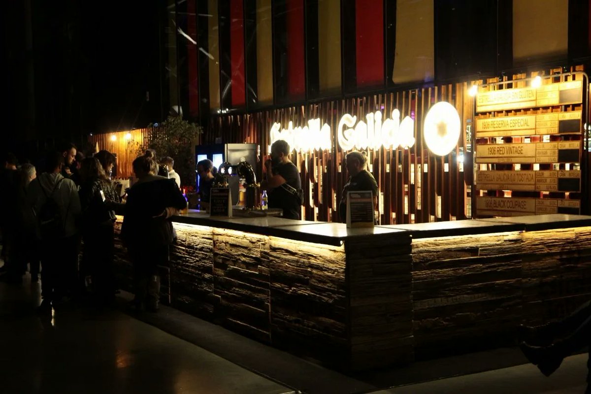 Elpurpleweekend's tweet photo. 🧵
🍻🍔 ¡Y por supuesto la cerveza y las foodtrucks! ¡Qué no falte de nada!
🪩🎶 Y durante toda la madrugada... ¡nuestras ##AllNighter detrás del escenario! 😎
#PurpleWeekend2023 #PW23 https://t.co/Cy9V1XxaQs