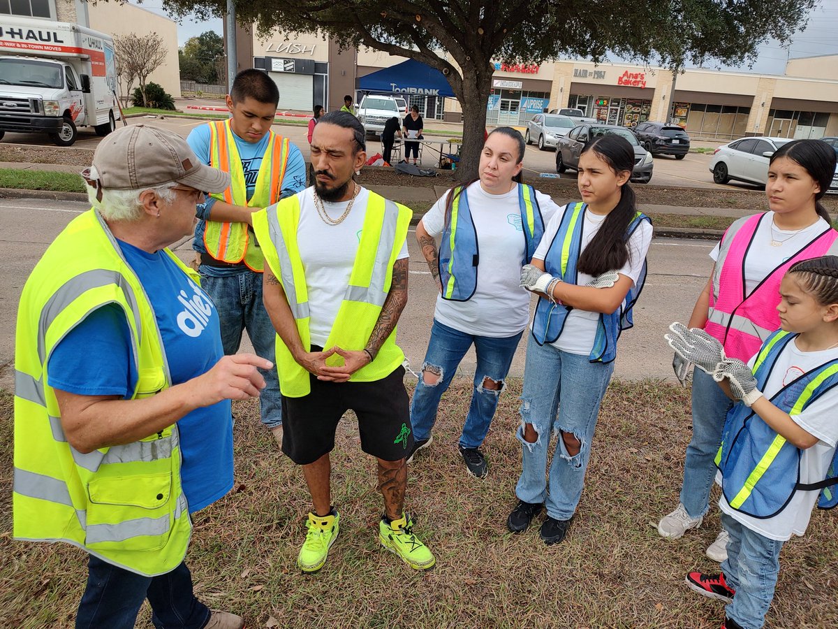 KHoustonB's tweet photo. Awesome work by the #Alief Super Neighborhood Council this morning planting 100 trees along Wilcrest! Thank you for what you do to #KeepHoustonBeautiful! https://t.co/xlvQ4FpJoP