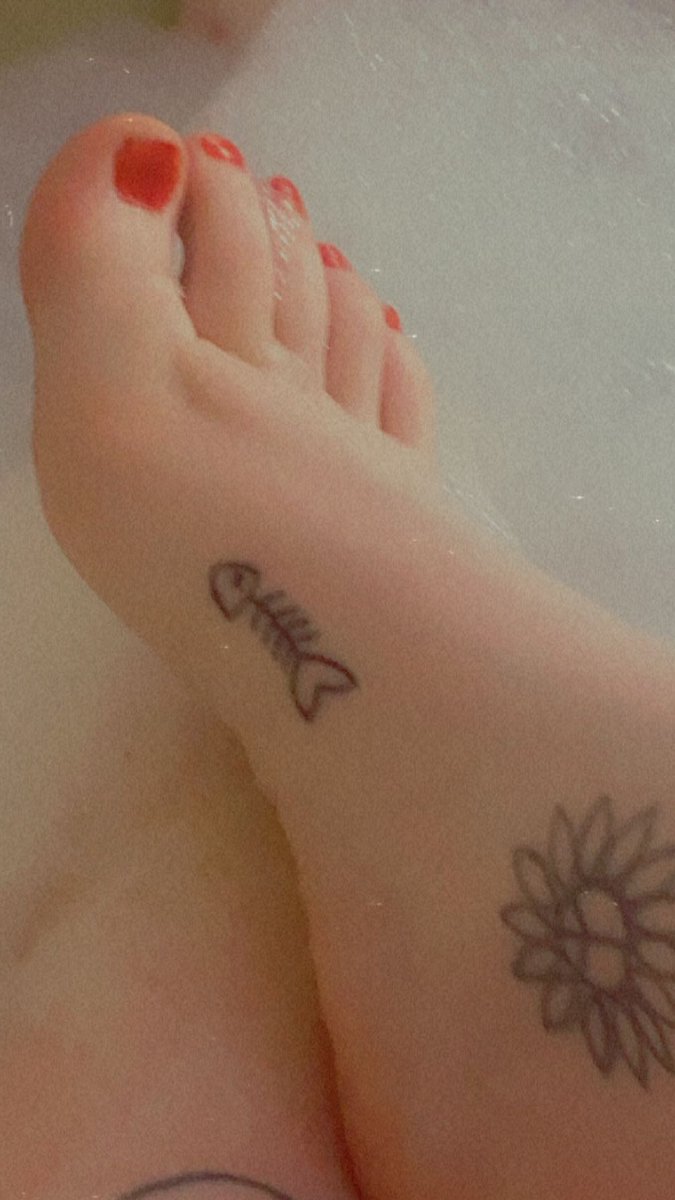TheSpookshowGay's tweet photo. Got a new lil tattoo on my right foot the other day. Sorry I have t been as active 🤧
#FOOTFETİSH #feetseller #feetcontent #feetpicsforsales #adultcontent #customcontentAvailable https://t.co/HwYbBHO7AN