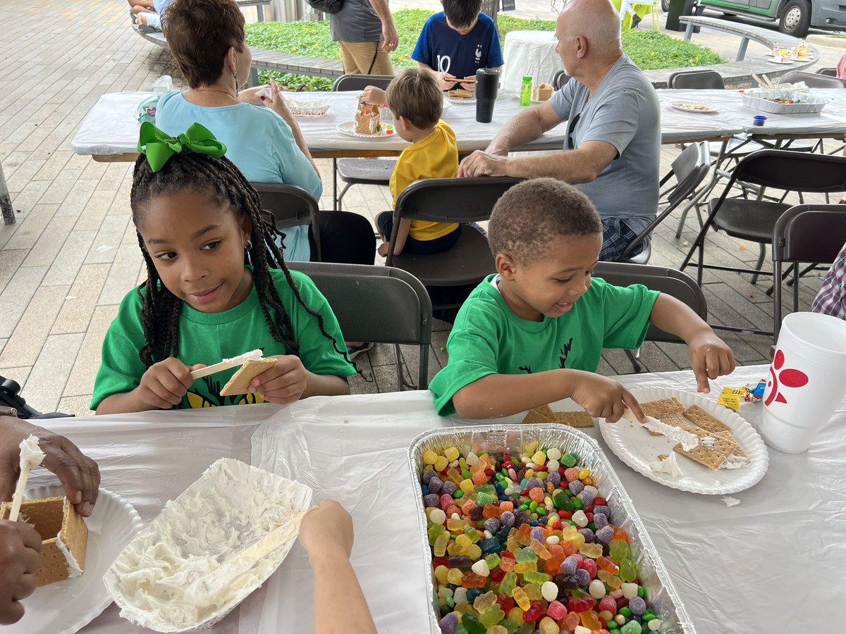 DrAprilMoody's tweet photo. Come on out to the Ginger Bread Build Off at Levy Park to see our Davis Senior HS Robotics students representing Aldine ISD! 🫚 🍭
#Robotics
#STEMMatters
@DavisHS_AISD @AldineCTE @AldineISD https://t.co/PDEe2fjKCa