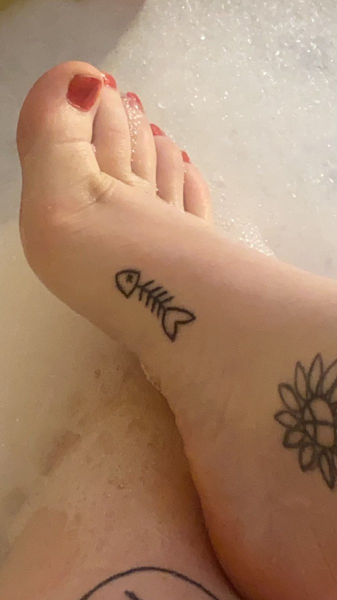 TheSpookshowGay's tweet photo. Got a new lil tattoo on my right foot the other day. Sorry I have t been as active 🤧
#FOOTFETİSH #feetseller #feetcontent #feetpicsforsales #adultcontent #customcontentAvailable https://t.co/HwYbBHO7AN