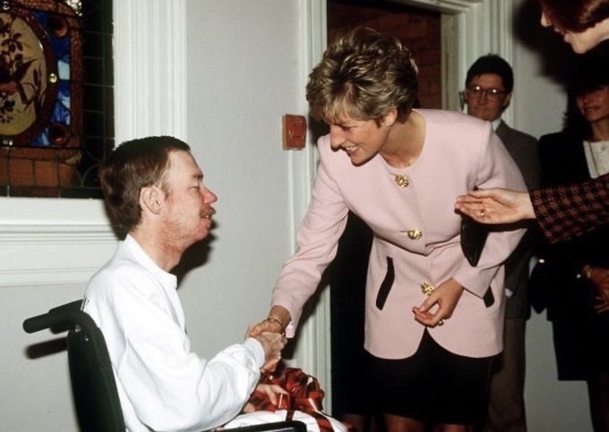 fasc1nate's tweet photo. Princess Diana shook hands with an AIDS patient without gloves in 1991. This was groundbreaking at the time because many people didn't fully understand how HIV was spread.   

Consequently, those with the disease often had to spend time alone in AIDS wards.   

Diana visited several of these wards to meet the patients. She expressed her feelings towards the patients: "I had always wanted to hug people in hospital beds."   

She recounted a particular incident to Morton, saying, "This particular man who was so ill started crying when I sat on his bed, and he held my hand. I thought, 'Diana, do it, just do it,' and I gave him an enormous hug. It was so touching because he clung to me and cried."