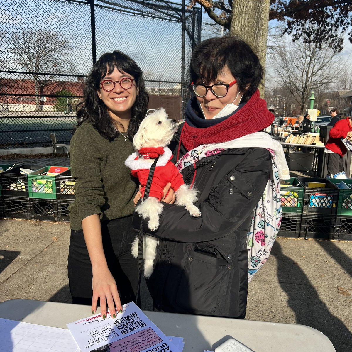 At the Sunnyside Greenmarket today talking with folks about fighting Mayor Adams’ budget cuts, spreading the word about our campaign, and meeting a lot of cute dogs! 🐶 Tell Adams: Don’t cut our vital public services! ➡️ socialists.nyc/fight-austerit…