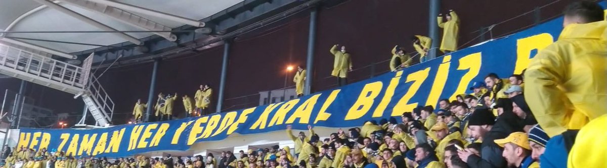 alpaslanozc's tweet photo. Bu gençlere ayrı parantez.. Arka set pankartını asmak için bir saat uğraştılar. Bulundukları yerdeki soğuk rüzgara rağmen inatla sonuca gittiler. Yırtılan pankartı onarıp asan gençlere helal olsun. https://t.co/7tKHM53RNy