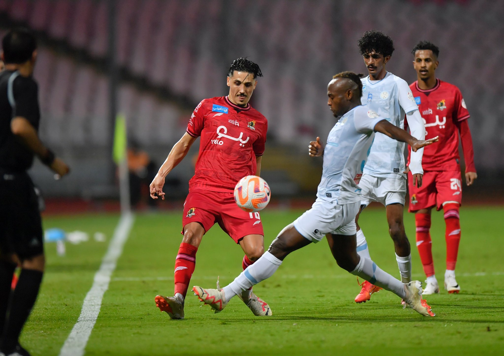 صحيفة المناطق الإلكترونية | #صور | مباراة #الوحدة و #الأخدود ضمن منافسات  الجولة ال 16 من الدوري السعودي للمحترفين. #الوحدة_الأخدود #دوري_روشن_السعودي