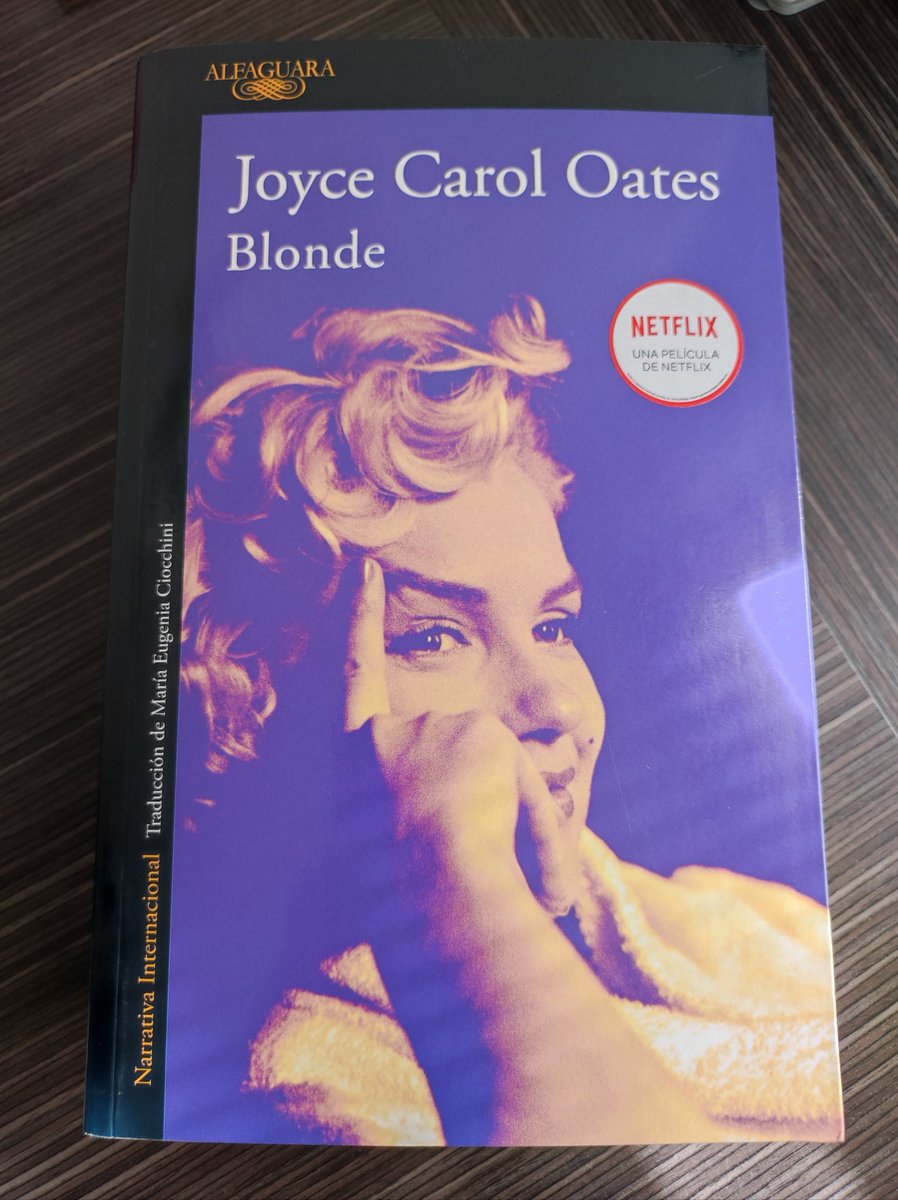 Había guardado esta novela para pasar mis días de vaciones en enero. Sin embargo, me dijeron que no íbamos a tener vacaciones y quedé plop. Ahora, estoy revisando cuándo puedo sacar el tiempo para leer sus casi 1000 páginas.