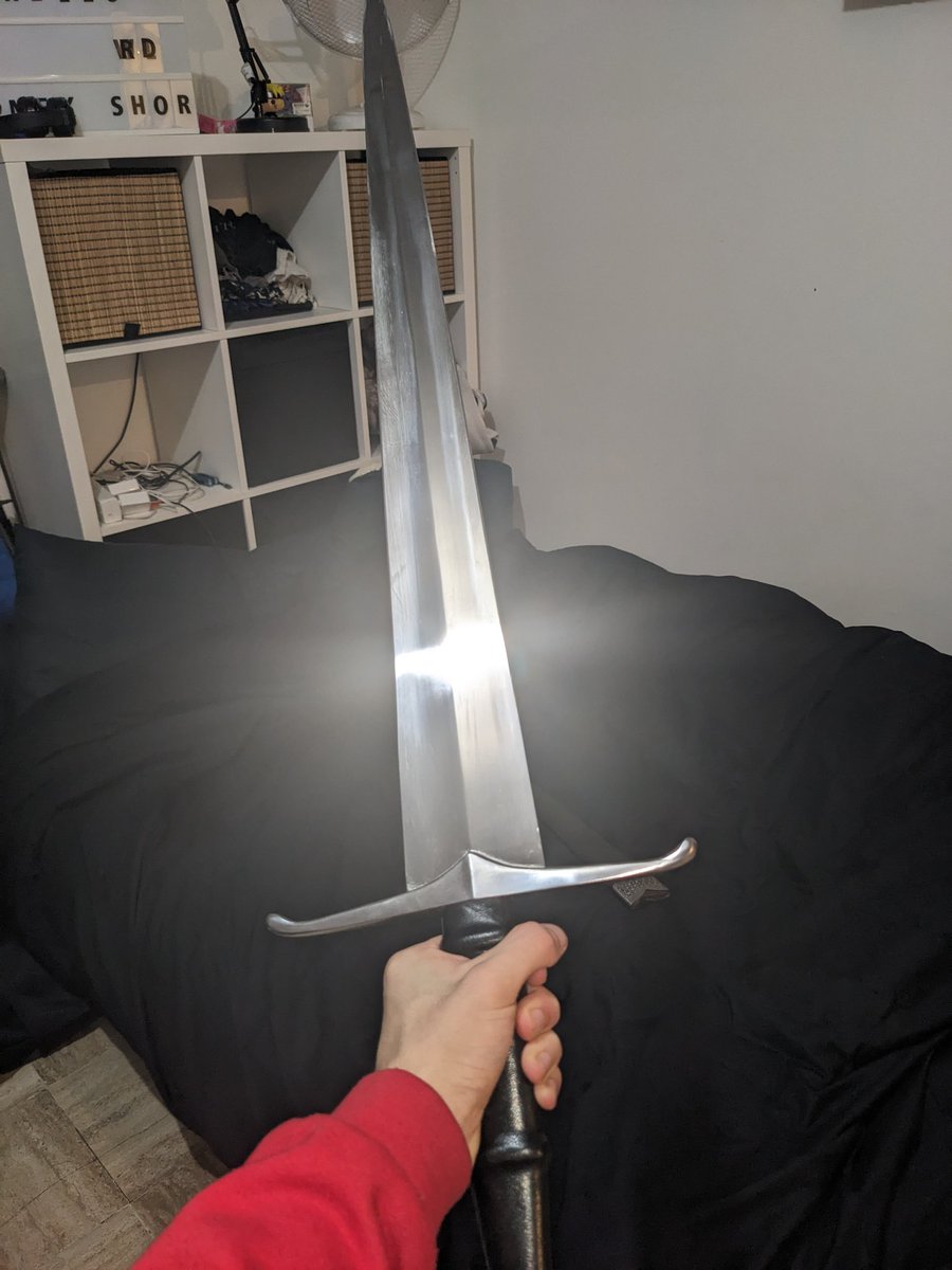 NekShor's tweet photo. J'AI UNE ÉPÉE 
C'est le meilleurs cadeaux y'a aucun débat. https://t.co/Cy2BcuxNmB