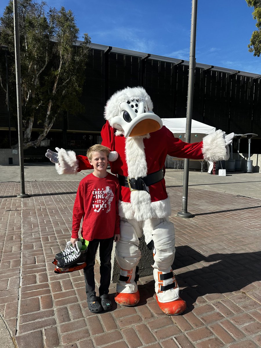 hbfarrells's tweet image. Holiday Skating @ANA_Ducks_WWKC @WildWingANA