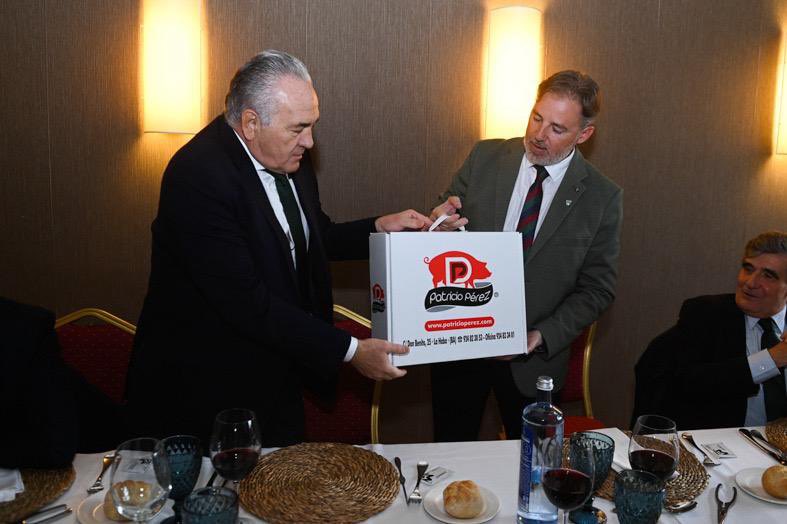 💚🤝🏼💚

MOMENTO DE LA COPA🏆

El pasado miércoles tuvimos el placer de obsequiar a la directiva del <a href="/RealBetis/">Real Betis Balompié 🌴💚</a> con embutidos típicos de nuestra tierra de #PatricioPerez. El mejor regalo para estas fechas🎄

#avantivillano
#PorTi