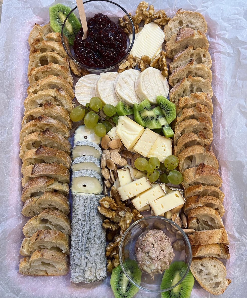 MTarradellas's tweet image. Anar a #perpinyà és garantia de passar un bon dia, i sopar bé a la tornada amb les compres fetes! #sopardedissabte #formatges