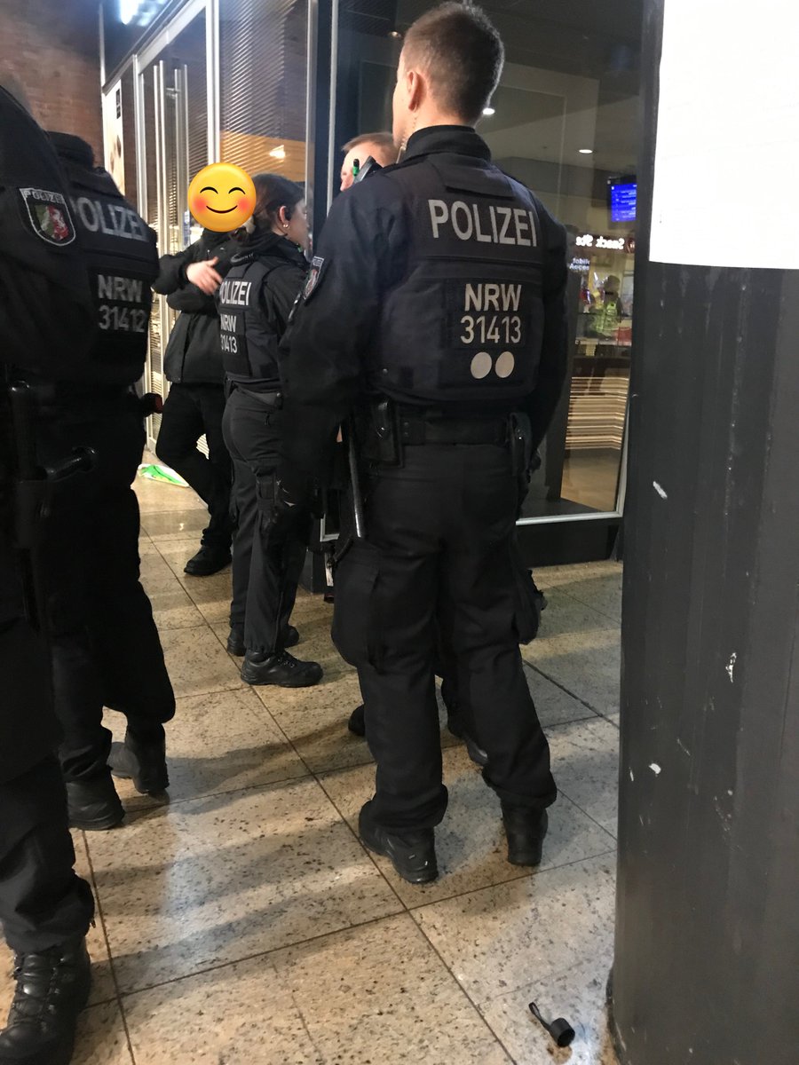LoveGuerillero's tweet photo. ❤️🖤#köln #k0910 #FreePalestineFromHamas #GegenJedenAntisemitismus #BringThemHomeNow und was nicht fehlen darf die obligatorische Cop Maßnahme gegen Antifa, Begründung Pöbeln und Befürchtung das wir zur Pro Hamas Abschlusskundgebung durchbrechen und sie stören, sobald antifa etwas dynamischer wird krieg Cops Panik. Never Trust the Police when you fight against fascism.