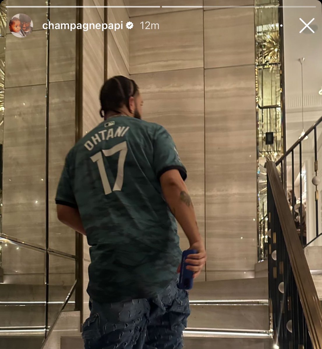dangraphs_'s tweet photo. I LOVE YOU SO MUCH @Drake https://t.co/Ej4ptsbhad