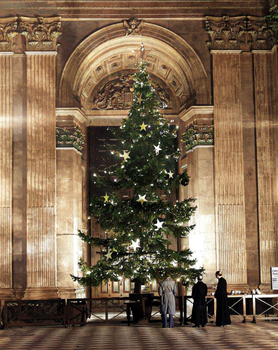 englandincolour's tweet image. The Christmas tree at St Paul's Cathedral in 1950. #stpaulscathedral #the50s #thefifties #colourised #christmastree #cathedral