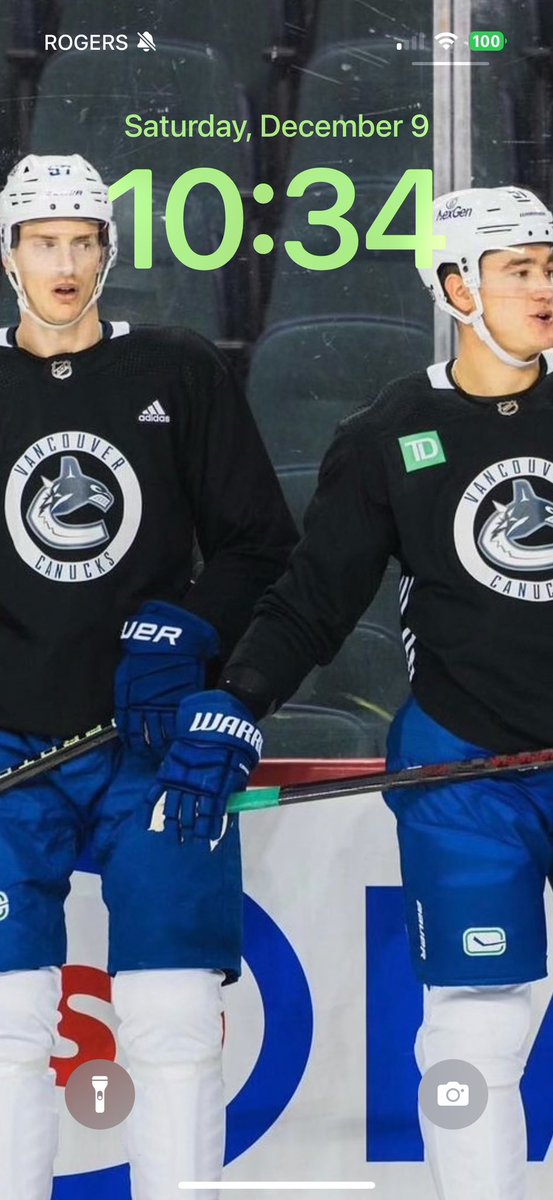 Hacked my buddies phone. He said he was a <a href="/NHLFlames/">Calgary Flames</a> fan for life. Let him <a href="/idiotninja24/">Eddy</a> have it #CofRed <a href="/CofRedCentral/">C of Red Central</a> 

#lockscreen 🤷‍♂️

See you at the parade!