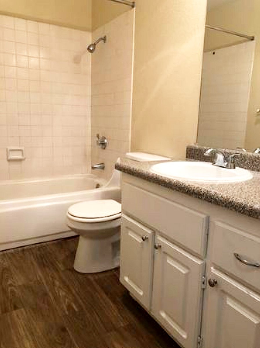 $1,150 Large Room for Rent for 1 Adult with Private Full Bathroom (173 sq.ft.) near Santana Row. Off-Street parking &amp; laundry. Message me.
sfbay.craigslist.org/sby/roo/d/sant…