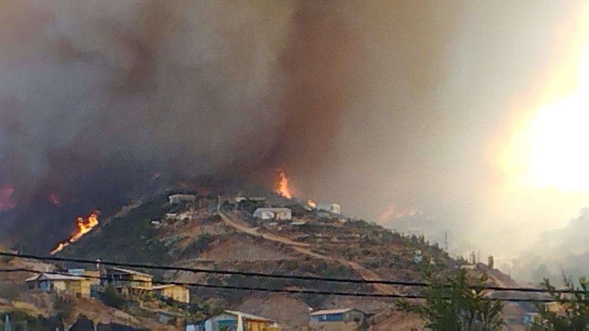 NoticiasValpoEx's tweet photo. #ÚLTIMOMINUTO  #LIMACHE #IF
AHORA| Dramáticas imágenes del Incendio Forestal totalmente descontrolado en sector de Limachito, comuna de Limache con peligro de propagación hacia viviendas.
Equipos de emergencias trabajan arduamente pero las condiciones meteorológicas son adversas. https://t.co/vrZQJ5Vyl5