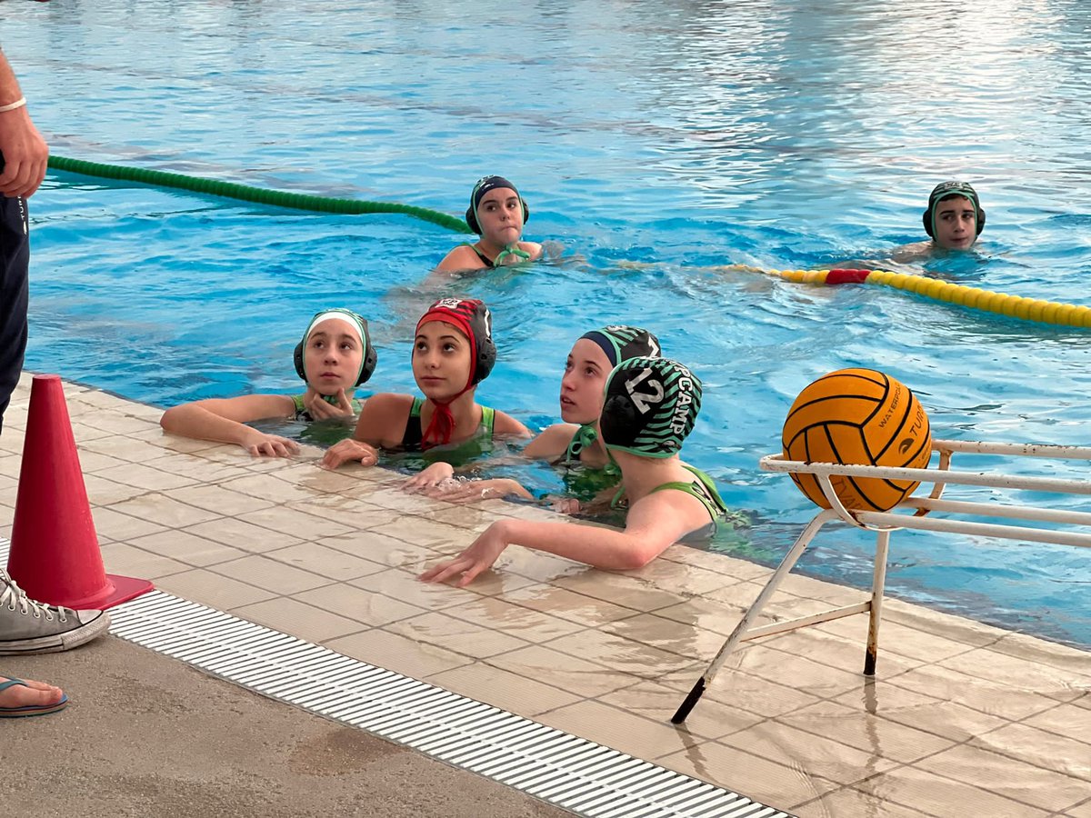campuswpcamp's tweet photo. 🤽🏻‍♂️🤽🏻‍♀️ Después de una primera fase impecable, el equipo infantil WP CAMP ha caído en semifinales del @poloamigos frente al @CNBARCELONA 

💦 Mañana jugaremos por el bronce 💪🏻

👏🏻👏🏻 ¡Gran trabajo equipo! 💚 https://t.co/CrE0hBnJTT