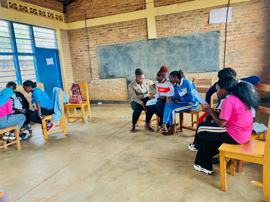 guidesrwanda's tweet photo. The trained #FreeBeingMe peer educators are from @Muhangadis , @RuhangoDistrict , @GisagaraDistr , @Nyamagabe , @NgororeroDistr , @KicukiroDistr , @Gasabo_District , @Kamonyi , @GicumbiDistrict and @BugeseraDistr .
The @guidesrwanda looks forward to their continuous engagement. https://t.co/RzgSY098Kt