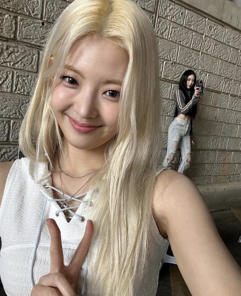 filmcjs's tweet photo. lia update for yuna’s birthday https://t.co/79gDHVWB3p