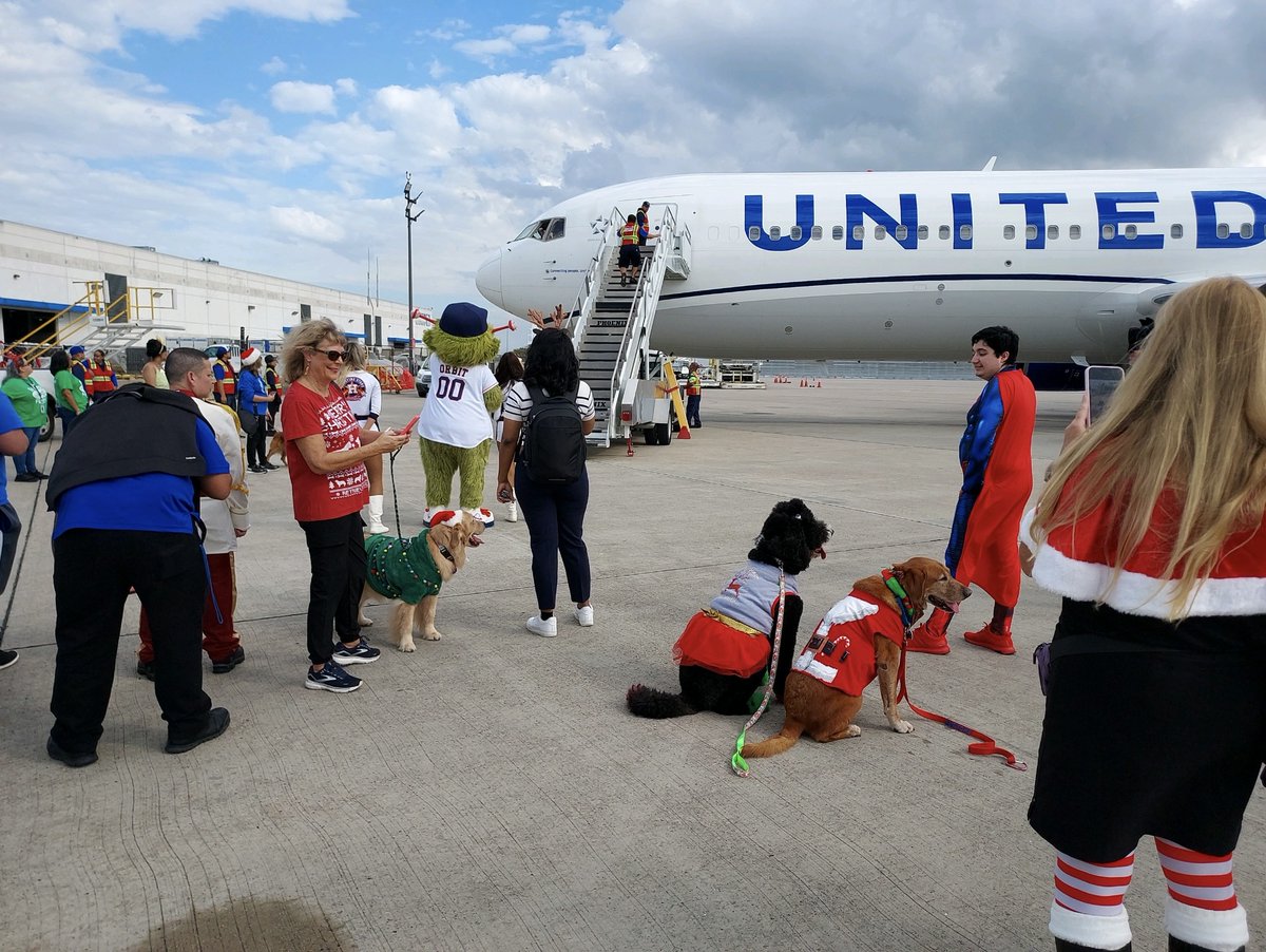 iah's tweet photo. 🎁

@United Airlines flew 50+ families affiliated with @bgcgHouston from IAH to Santa’s Workshop 🎅 in the North Pole!

We were glad to support this joyous Fantasy Flight and have our #IAHTherapyDogs join in the holiday cheer 🎄 https://t.co/Tt9VuIdTXA