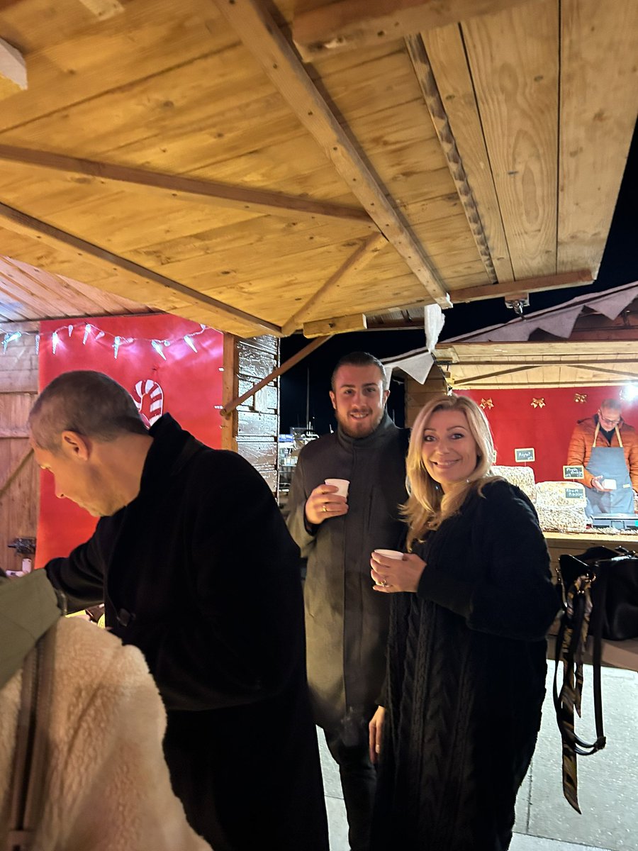 MurielRezze's tweet photo. Présente au Marché de Noël de Carry le Rouet #RN13 
Un bon moment avec les exposants et nos belles traditions !🇫🇷🇫🇷 https://t.co/awiWgi9zix