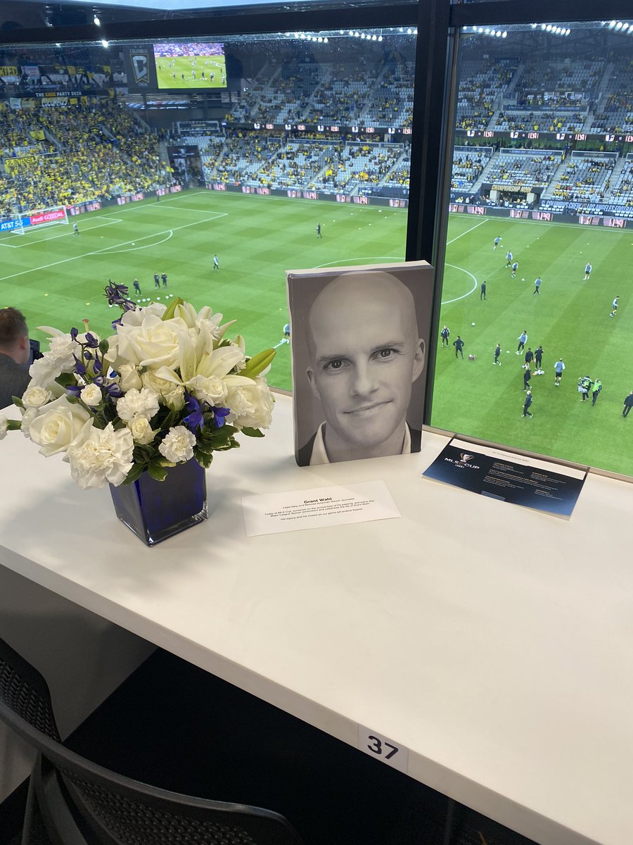 A touching tribute to the great @GrantWahl at #MLSCup.