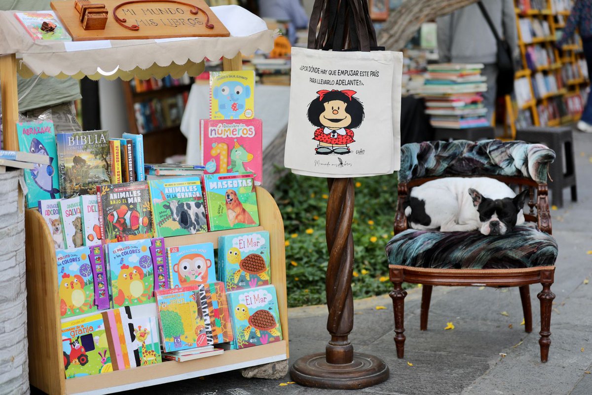 MuniLima's tweet photo. ¡Compra un libro por Navidad! 🎄📖
Es la feria impulsada por la#MML a través del programa #LimaLee y en alianza con la Sociedad Promotora del Libro. Este evento  se realizará durante 15 días y contará con diversas presentaciones de obras, talleres y espectáculos artísticos. https://t.co/ZdTfNwf6Pa