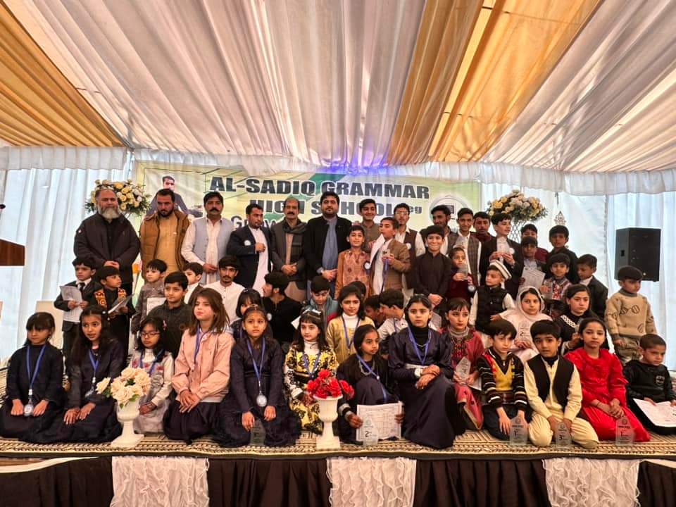 SharifKhanPPP's tweet photo. *پاکستان پیپلز پارٹی بلوچستان کے صوبائی ایگزیکٹیو ممبر حاجی شریف خان خلجی*

 *الصادق گرائمر سکول میں بطورِ مہمان خاص شرکت کیالصادق گرائمر سکول کے سالانہ نتائج کا تقریب ملاک ہال میں منعقد ہوا*

 *جس میں حاجی شریف خان خلجی نے پوزیشن ہولڈرز طالب علموں میں انعامات تقسیم کیے* https://t.co/stGpWZfnuc