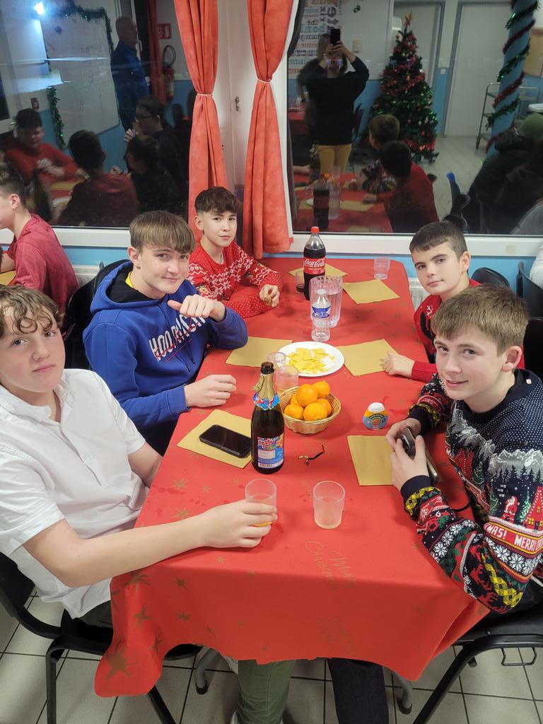 CoedcaeMFL's tweet photo. Joyeux Noël! Christmas dinner and quiz, a lovely evening for all. 🎄🍊 #together #Noël #CoedcaeSchool #SaintOmer2023 https://t.co/biailgdW7H